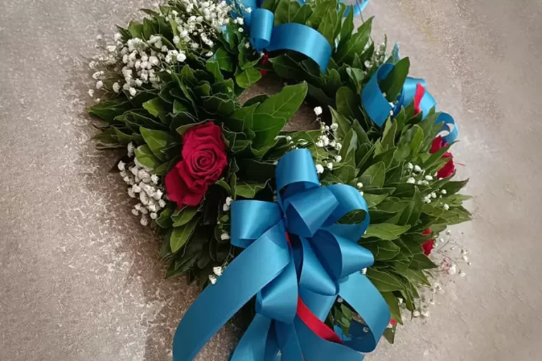 corone di laurea con nastro blu - realizzazione corone per lauera - oltre il giardino di eris - montebelluna - fiorista a biadene treviso
